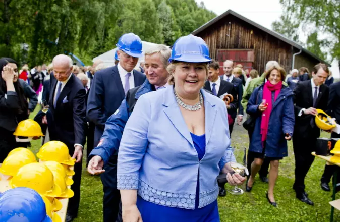 Hos en god giver: Statsminister Erna Solberg (H) deltar under 125-årsjubileet for Kistefos træsliberi ved Kistefos-museet i 2014. Bak Solberg, er eier Christen Sveaas, og bak ham med vernehjelm Solbergs ektemann Sindre Finnes.