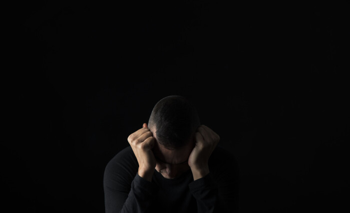 De som får delirium blir veldig redde og forvirret og tror ikke lenger at de er på et sykehus, forteller Leiv Otto Watne. De som får delirium blir veldig redde og forvirret og tror ikke lenger at de er på et sykehus, forteller Leiv Otto Watne.