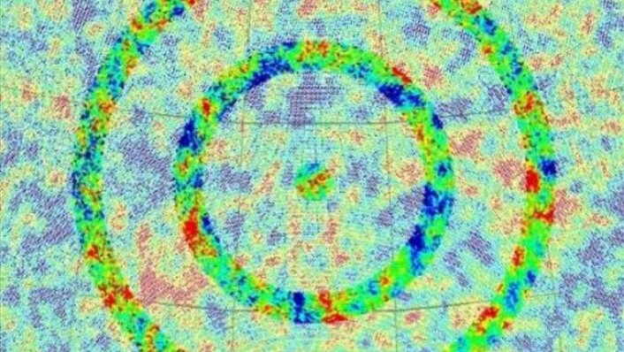 Roger Penrose mener dette bildet tyder på at Universet ikke har én begynnelse og én slutt - men mange. (Foto: Gurzadyan og Penrose) Roger Penrose mener dette bildet tyder på at Universet ikke har én begynnelse og én slutt - men mange. (Foto: Gurzadyan og Penrose)