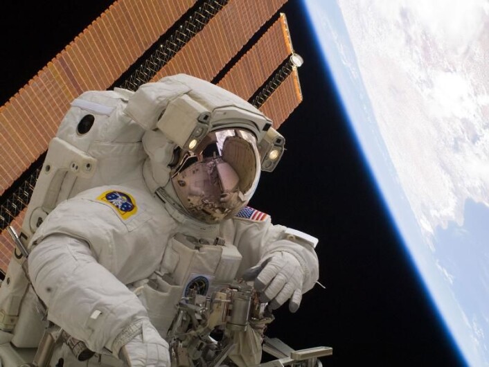 Astronaut Rick Mastracchio på sin tredje arbeidsøkt utenfor Den internasjonale romstasjonen 13. april 2010. Romvandringer er en astronauts største utfordring. Astronauten skal både løse en teknisk oppgave, manøvrere med robotarmer, unngå å miste utstyr eller ramle inn i romstasjonen, og sørge for å komme levende hjem igjen. (Foto: NASA) Astronaut Rick Mastracchio på sin tredje arbeidsøkt utenfor Den internasjonale romstasjonen 13. april 2010. Romvandringer er en astronauts største utfordring. Astronauten skal både løse en teknisk oppgave, manøvrere med robotarmer, unngå å miste utstyr eller ramle inn i romstasjonen, og sørge for å komme levende hjem igjen. (Foto: NASA)