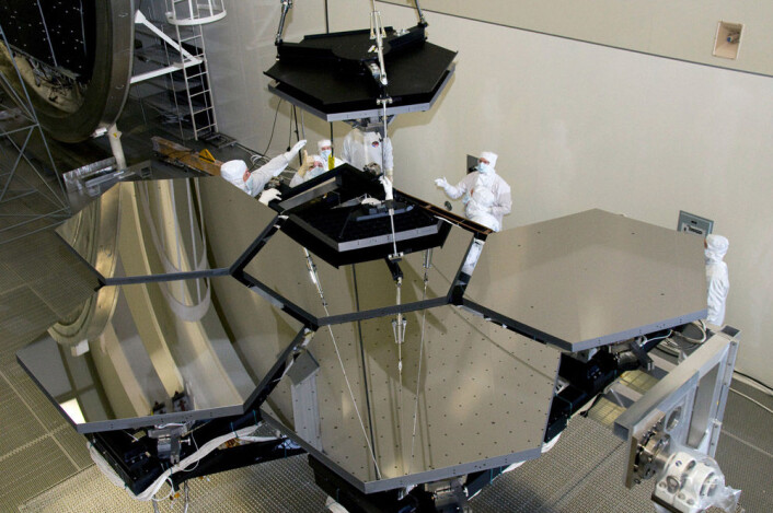 Her blir seks av James Webb Space Telescopes 18 speilsegmenter gjort klar til flytting. De skal testes i temperaturer ned mot - 248 grader, for at forskerne skal se om delene tåler de ekstreme forholdene i rommet. Nedkjølingen vil ta fem dager. (Foto: NASA/MSFC/Emmett Givens) Her blir seks av James Webb Space Telescopes 18 speilsegmenter gjort klar til flytting. De skal testes i temperaturer ned mot - 248 grader, for at forskerne skal se om delene tåler de ekstreme forholdene i rommet. Nedkjølingen vil ta fem dager. (Foto: NASA/MSFC/Emmett Givens)