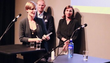 - Ved vurdering av godkjenning av genterapi-medisiner er det lite transparens, og pasientene forstår ikke hvorfor genterapi får avslag. Det trengs mer bruker- og klinikermedvirkning, sa Sigrid Bratlie, rådgiver i Kreftforeningen. Erlend Larsen, stortingsrepresentant fra Høyre i helse- og omsorgskomiteen bak og Veronika Barrabes, Novartis og styreleder i LMI til høyre. - Ved vurdering av godkjenning av genterapi-medisiner er det lite transparens, og pasientene forstår ikke hvorfor genterapi får avslag. Det trengs mer bruker- og klinikermedvirkning, sa Sigrid Bratlie, rådgiver i Kreftforeningen. Erlend Larsen, stortingsrepresentant fra Høyre i helse- og omsorgskomiteen bak og Veronika Barrabes, Novartis og styreleder i LMI til høyre.