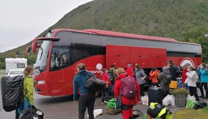 Forskerne har hatt 10 dager i isolasjon i Tromsø før toktet. Her er de ferdig og klar for å komme seg på bussen som går til FF Kronprins Haakon. Forskerne har hatt 10 dager i isolasjon i Tromsø før toktet. Her er de ferdig og klar for å komme seg på bussen som går til FF Kronprins Haakon.