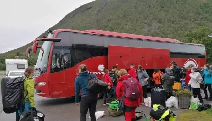 Forskerne har hatt 10 dager i isolasjon i Tromsø før toktet. Her er de ferdig og klar for å komme seg på bussen som går til FF Kronprins Haakon.