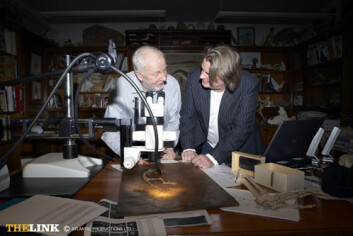 "Jørn Hurum (t. h.) avviser kritikk om bruken av uttrykket "missing link" i populariseringen av funnet Ida. Her med medforfatter Jens Frantzen fra Senckenberger museum i Frankfurt. (Foto: "The Link"/Atlantic productions)" "Jørn Hurum (t. h.) avviser kritikk om bruken av uttrykket "missing link" i populariseringen av funnet Ida. Her med medforfatter Jens Frantzen fra Senckenberger museum i Frankfurt. (Foto: "The Link"/Atlantic productions)"