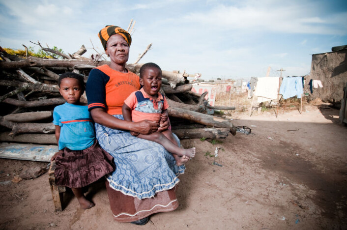 Disse sør-afrikanske barna er sammen med bestemoren sin. Men for mange av barna i den nye studien er det de selv som må være omsorgspersoner. (Illustrasjonsfoto: Istockphoto) Disse sør-afrikanske barna er sammen med bestemoren sin. Men for mange av barna i den nye studien er det de selv som må være omsorgspersoner. (Illustrasjonsfoto: Istockphoto)