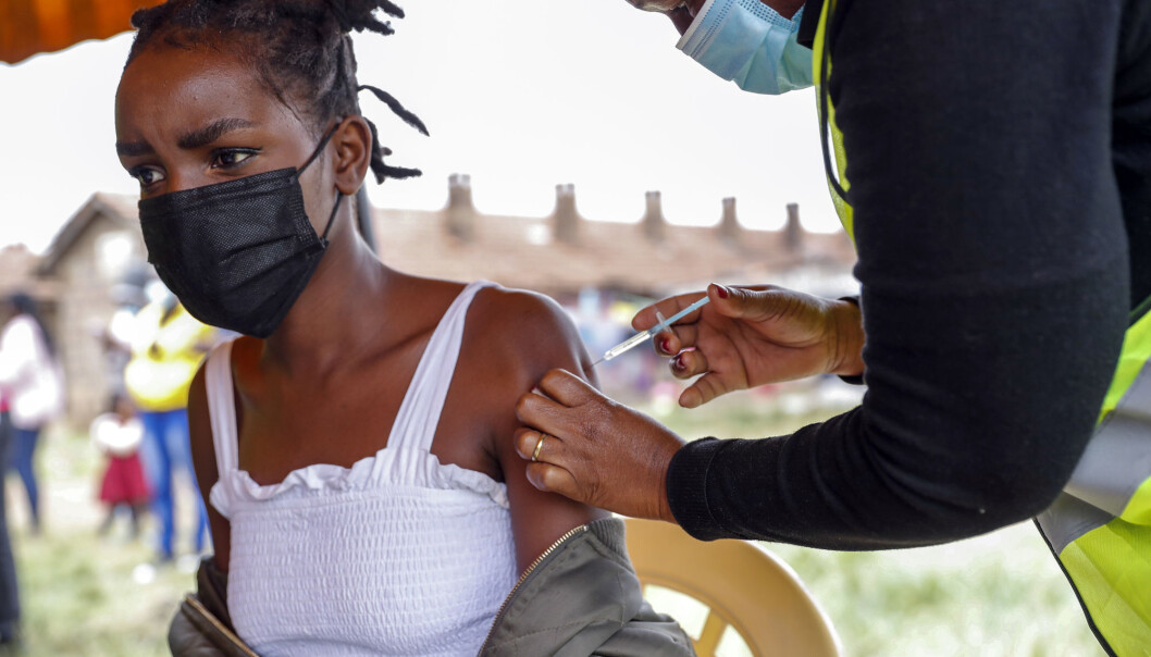 En kvinne i Nairobi i Kenya får Astra Zenica-vaksine tidligere denne måneden. Knappheten på vaksiner er stor i Afrika, og programmet for vaksinedeling får kritikk for ikke å ha levert etter planen. En kvinne i Nairobi i Kenya får Astra Zenica-vaksine tidligere denne måneden. Knappheten på vaksiner er stor i Afrika, og programmet for vaksinedeling får kritikk for ikke å ha levert etter planen.