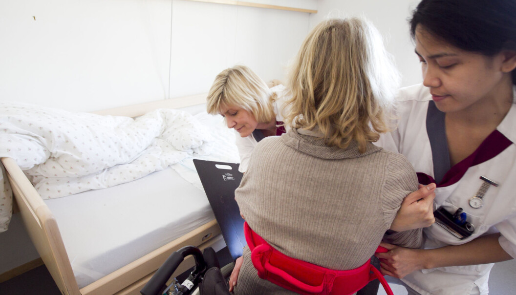 Helsefagarbeidere føler seg høyt verdsatte av sine kolleger og av de som de gir omsorg. Det er det som gjør at mange trives i jobben. – Det er et paradoks at dette oppleves som et svært meningsfylt arbeid, samtidig som det ikke blir verdsatt av samfunnet der ute, sier forsker Mia Vabø. Helsefagarbeidere føler seg høyt verdsatte av sine kolleger og av de som de gir omsorg. Det er det som gjør at mange trives i jobben. – Det er et paradoks at dette oppleves som et svært meningsfylt arbeid, samtidig som det ikke blir verdsatt av samfunnet der ute, sier forsker Mia Vabø.