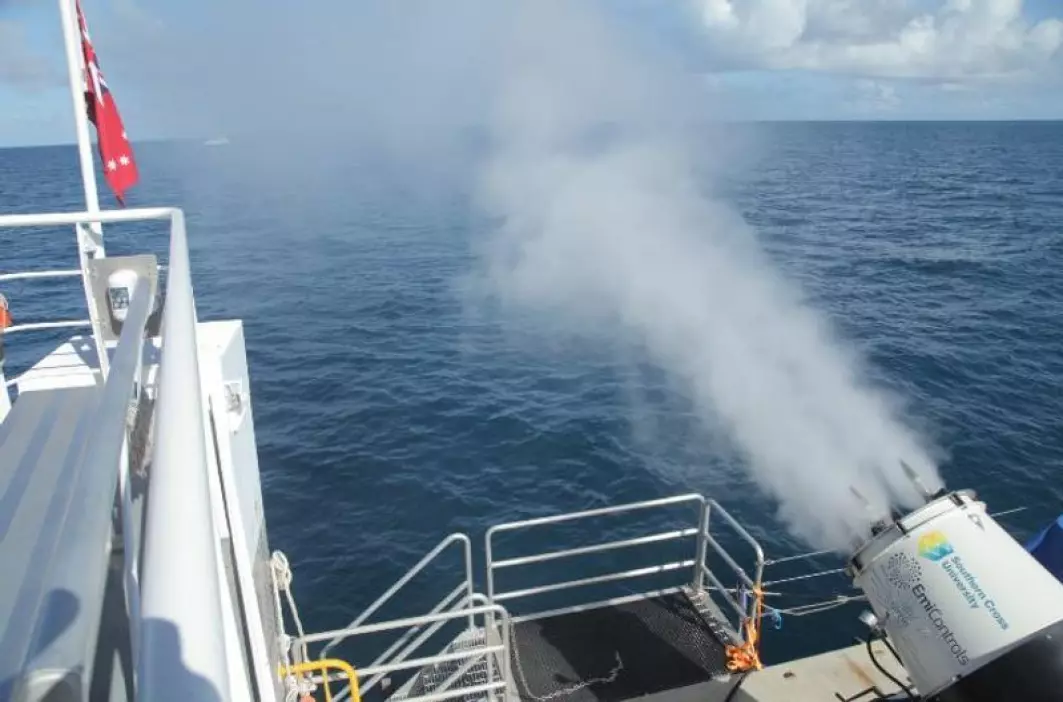 Bakerst på forskningsskipet står en stor vifte som sprøyter ut små dråper av havvann. Dråpene legger seg først som en tåke over vannet. Så fordamper de og stiger opp mot de naturlige skyene over Great barrier reef.