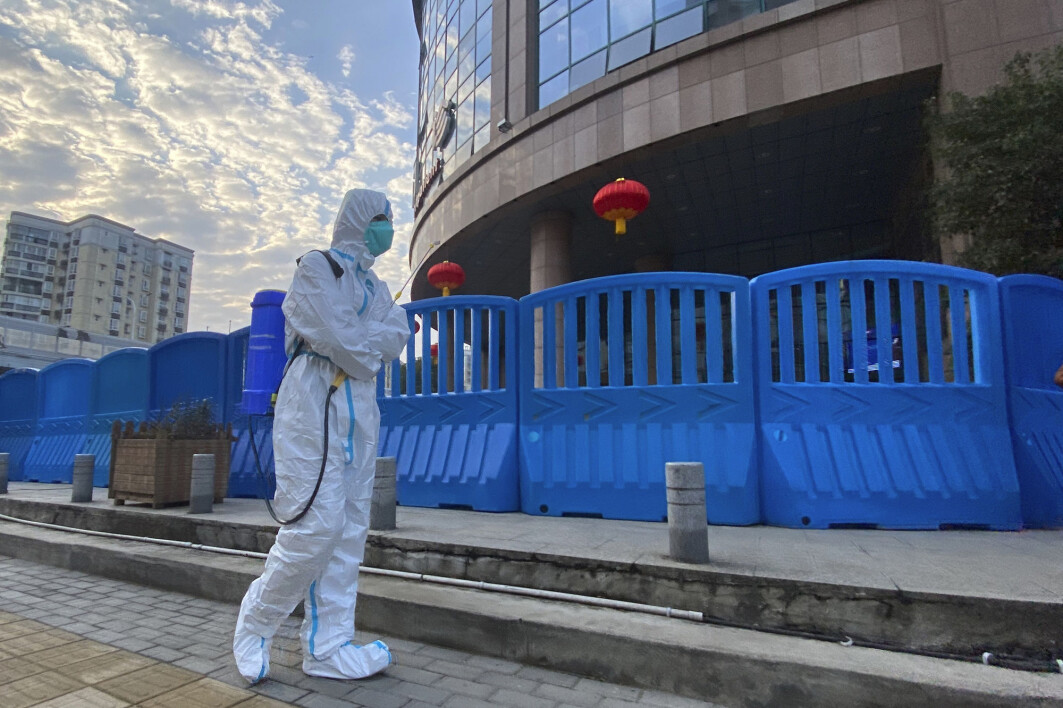 Desinfiseringen av området rundt et sykehus i Wuhan. En rapport viser at amerikansk etterretning ikke mener at viruset ble skapt i et laboratorium i Wuhan. Desinfiseringen av området rundt et sykehus i Wuhan. En rapport viser at amerikansk etterretning ikke mener at viruset ble skapt i et laboratorium i Wuhan.
