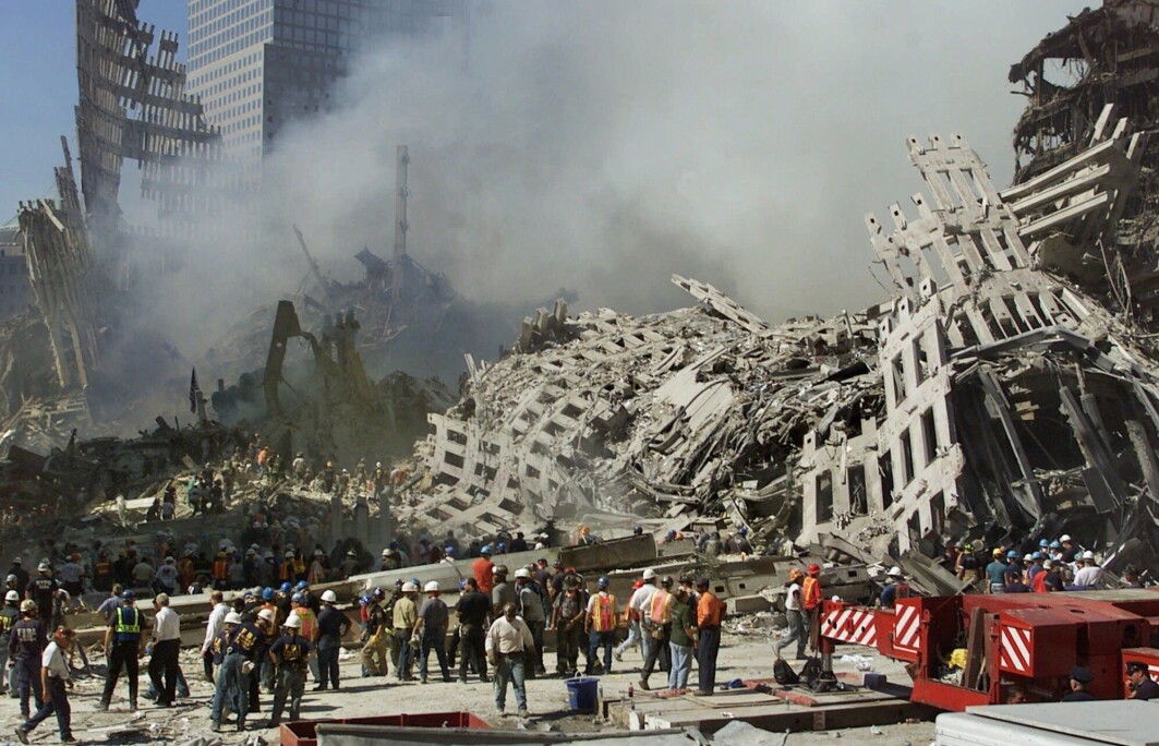 Redningsarbeidere leter etter overlevende etter terrorangrepet i New York 11. september 2001. Redningsarbeidere leter etter overlevende etter terrorangrepet i New York 11. september 2001.