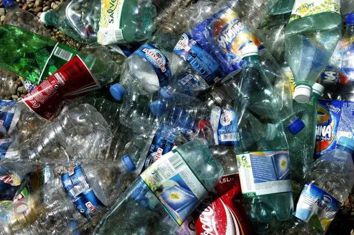 Konsum av flaskevann er et energisluk sammenlignet med å drikke vann fra springen. Produksjon av plastflasker utgjør en betydelig del av energiforbruket. (Foto: Colourbox)