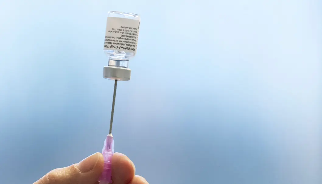 Sprøyte med den nye covid-19 vaksine fra Pfizer/Biontech. En ny studie viser at smitte gir bedre beskyttelse mot delta-varianten av koronaviruset enn to doser med denne vaksinen. Sprøyte med den nye covid-19 vaksine fra Pfizer/Biontech. En ny studie viser at smitte gir bedre beskyttelse mot delta-varianten av koronaviruset enn to doser med denne vaksinen.