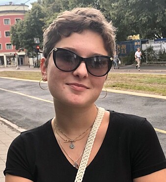 Nora Schrøder tror at vi banner mindre nå enn før. – Jeg tror vi har fått et mer akademisk språk og et større ordforråd enn før. Jeg banner av og til. Særlig hvis jeg slår meg selv. Da sier jeg gjerne «faen». Men jeg bruker ofte også «herregud», hvis det regnes som et banneord, da. Nora Schrøder tror at vi banner mindre nå enn før. – Jeg tror vi har fått et mer akademisk språk og et større ordforråd enn før. Jeg banner av og til. Særlig hvis jeg slår meg selv. Da sier jeg gjerne «faen». Men jeg bruker ofte også «herregud», hvis det regnes som et banneord, da.