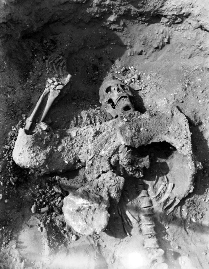 Levningene av den enslige persiske krigeren, funnet i tunnel under murene til Dura-Europos. Han er kledd i brynje, med hjelm og sverd like ved. (Foto: Yale University Art Gallery, Dura-Europos Excavation Archives) Levningene av den enslige persiske krigeren, funnet i tunnel under murene til Dura-Europos. Han er kledd i brynje, med hjelm og sverd like ved. (Foto: Yale University Art Gallery, Dura-Europos Excavation Archives)