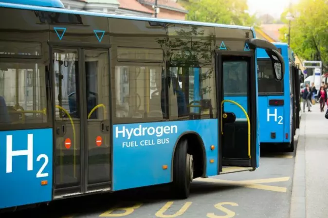 Hydrogen buses are a common sight in several places in the world. But hydrogen production is often not environmentally friendly.