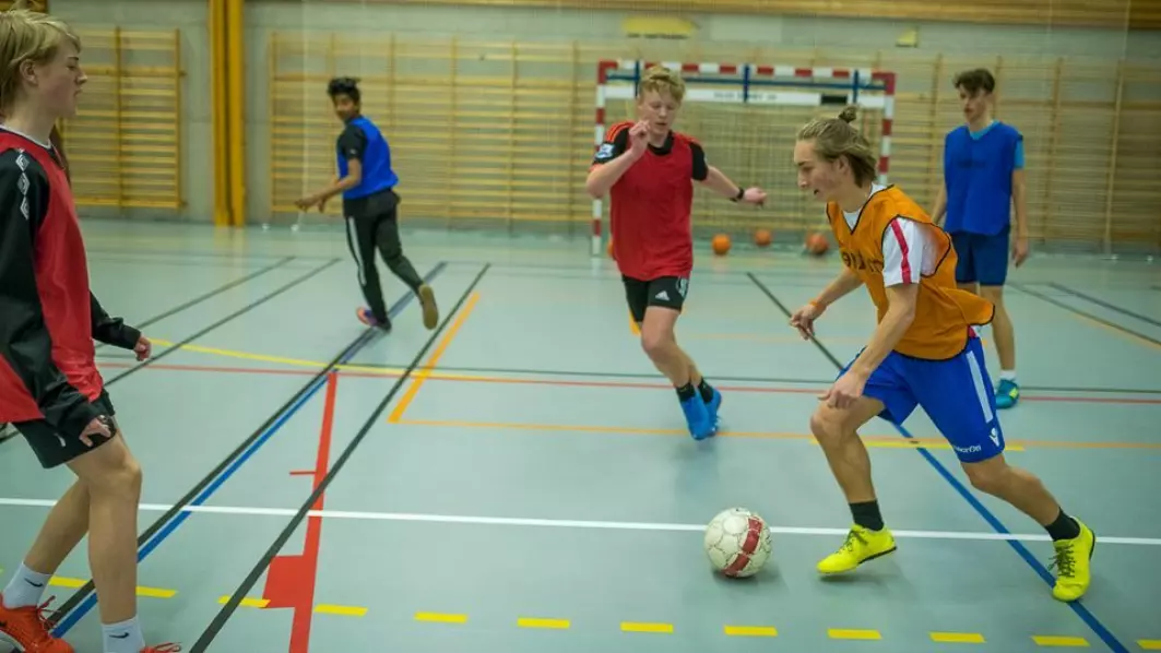 More physical activity improves learning. Youngsters at Bakkaløkka secondary school play indoor football.