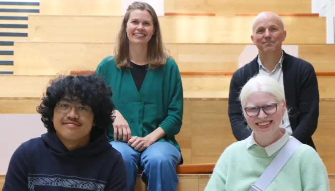 Det er et stort ansvar som ligger på oss unge, men vi kan jo gjøre enkle ting i hverdagen også, forteller 16 år gamle Adrian (til venstre). Han og Nora Sulejmani (til høyre) møter Ole Andreas Kvamme (bak til høyre) og Marianne Guriby til samtale om klimasaken Det er et stort ansvar som ligger på oss unge, men vi kan jo gjøre enkle ting i hverdagen også, forteller 16 år gamle Adrian (til venstre). Han og Nora Sulejmani (til høyre) møter Ole Andreas Kvamme (bak til høyre) og Marianne Guriby til samtale om klimasaken