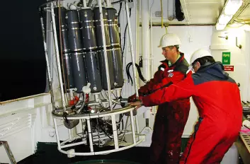 Prøvetaking av sjøvann på forskningsfartøyet "Johan Hjort". 10 liters vannhentere er på vei ut for å ta prøve av sjøvann i ulike nivåer nedover i vannsøylen. (Foto: Hilde Elise Heldal)