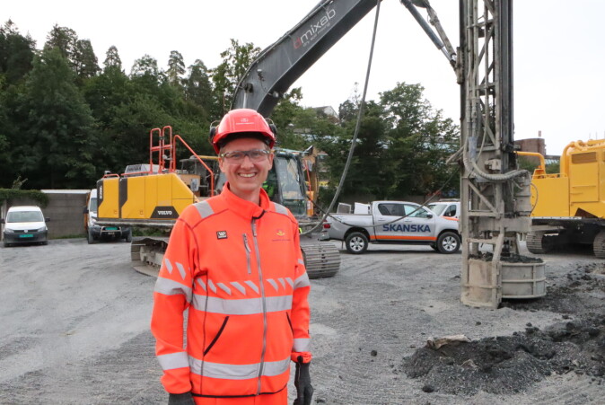 – Vi er spente på resultatene fra forsøkene, sier prosjektleder Juvik. Her foran en kalksementrigg på anleggsområdet til E18 Vestkorridoren. – Vi er spente på resultatene fra forsøkene, sier prosjektleder Juvik. Her foran en kalksementrigg på anleggsområdet til E18 Vestkorridoren.