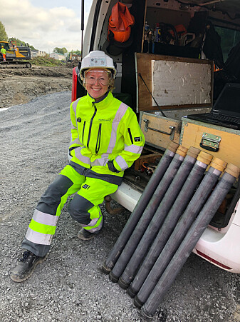 – Vi gleder oss til å ta med prøvene fra kalksementpelene til laboratoriet nå, sier Tonje Eide Helle fra Multiconsult. Hun er prosjektleder for leverandørene i prosjektet. – Vi gleder oss til å ta med prøvene fra kalksementpelene til laboratoriet nå, sier Tonje Eide Helle fra Multiconsult. Hun er prosjektleder for leverandørene i prosjektet.