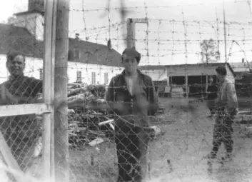 Bildet viser en sovjetisk fange i leiren på Falstad i Nord-Trøndelag. På Falstad satt omlag 1 000 utenlandske fanger under krigen, nærmere 180 av dem ble skutt i Falstadskogen. (Foto: Falstadsenteret)