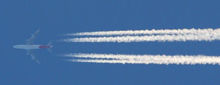 Kondensstriper etter fly kan henge på himmelen i alt fra få sekunder til flere timer, avhengig av de atmosfæriske forholdene. Stripene blir på engelsk kalt «contrails», en forkortelse av «condensation trails». (Foto: Fir0002/Flagstaffotos) Kondensstriper etter fly kan henge på himmelen i alt fra få sekunder til flere timer, avhengig av de atmosfæriske forholdene. Stripene blir på engelsk kalt «contrails», en forkortelse av «condensation trails». (Foto: Fir0002/Flagstaffotos)