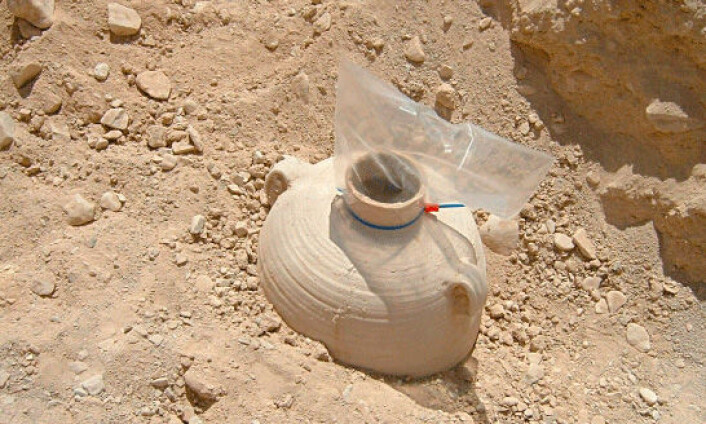 Krukken ble funnet i et område i Qumran som man mener har vært landbruksjord. Da man fant krukken, var den forseglet med lokk og lim. Krukken ble funnet i et område i Qumran som man mener har vært landbruksjord. Da man fant krukken, var den forseglet med lokk og lim.