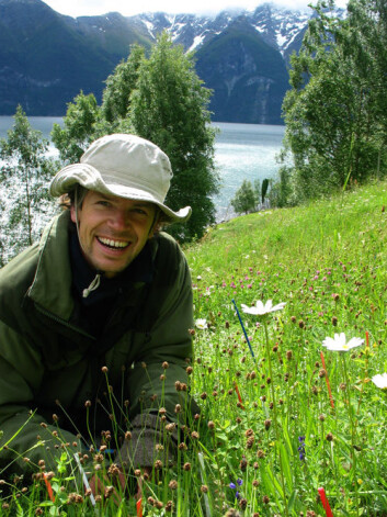 "Stein Joar Hegland har gjennom noen hektiske sommermåneder studert blomstene seksuelle suksess, i en blomstereng ved Sognefjorden." "Stein Joar Hegland har gjennom noen hektiske sommermåneder studert blomstene seksuelle suksess, i en blomstereng ved Sognefjorden."