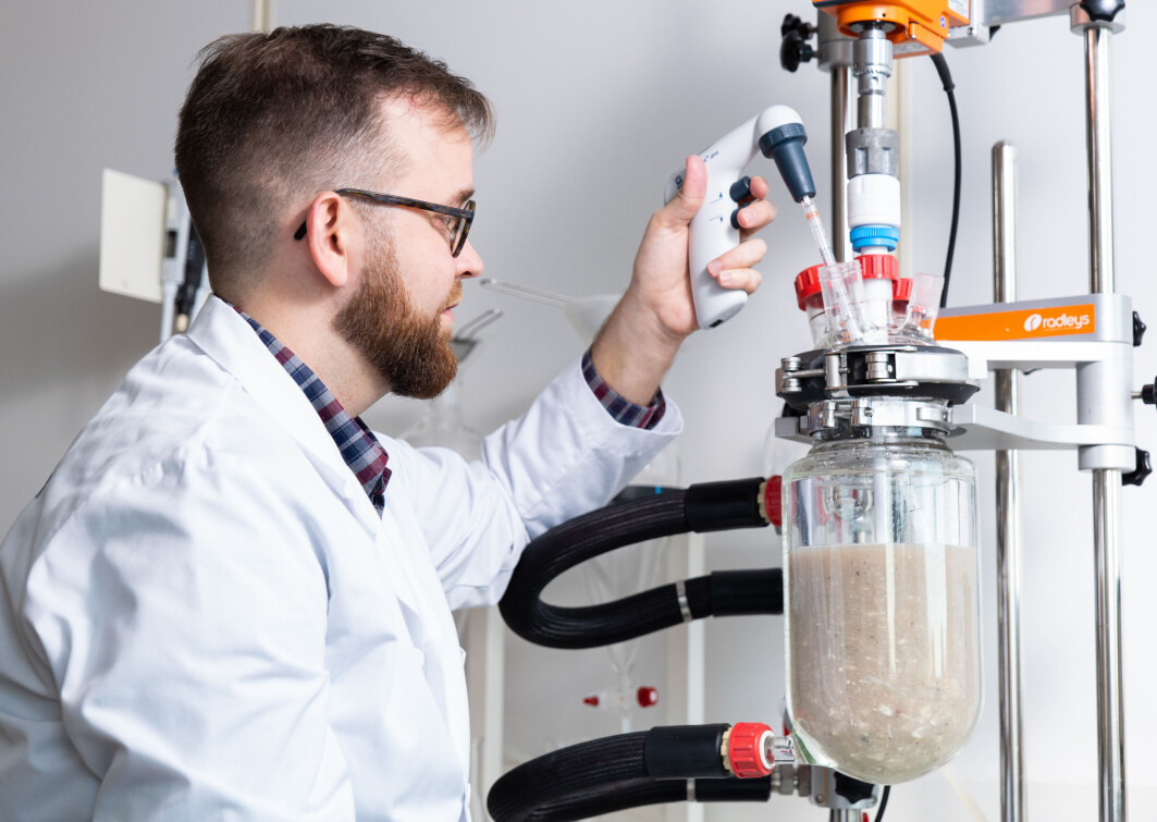 Forsker Kenneth Aase Kristoffersen utvikler metoder for å utvinne både fett, proteinpulver og kollagen fra det samme proteinet. Forsker Kenneth Aase Kristoffersen utvikler metoder for å utvinne både fett, proteinpulver og kollagen fra det samme proteinet.