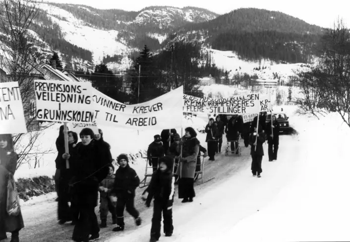 8. mars på ikke navngitt sted i Sør-Trøndelag i 1977. På det meste gikk 20.000 mennesker i kvinnedagstog over hele landet. (Foto: Klassekampen)