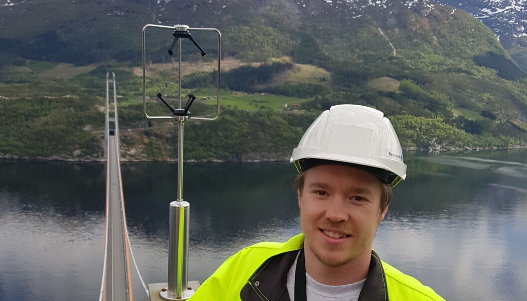 Tor Martin Lystad er en vindforsker uten høydeskrekk. Her er han øverst i det ene brutårnet på Hardangbrua. Tor Martin Lystad er en vindforsker uten høydeskrekk. Her er han øverst i det ene brutårnet på Hardangbrua.