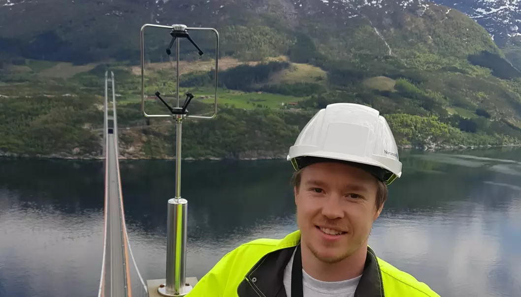 Tor Martin Lystad er en vindforsker uten høydeskrekk. Her er han øverst i det ene brutårnet på Hardangbrua.