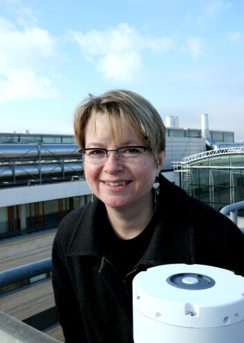 "Fysikkprofessor Berit Kjeldstad ved NTNU forteller at det ikke bare er direkte fra solen vi får UV-stråler. Også himmel med stor horisont reflekterer mye. (Foto: NTNU Info/Nina E. Tveter)" "Fysikkprofessor Berit Kjeldstad ved NTNU forteller at det ikke bare er direkte fra solen vi får UV-stråler. Også himmel med stor horisont reflekterer mye. (Foto: NTNU Info/Nina E. Tveter)"