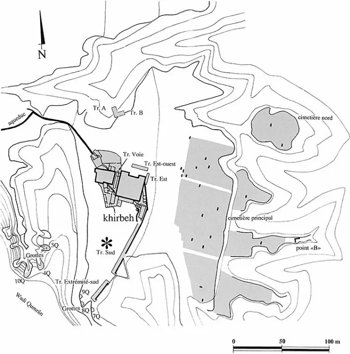Krukken ble funnet et merkelig sted i Qumran-bosetningen, midt ute i et område som man mener har vært brukt til dyrket mark (funnsted markert med stjerne). Selve bosetningskomplekset er angitt med grå bokser og utgjøres blant annet av et skriptorium, hvor Dødehavsrullene kanskje har blitt produsert. Den lange, grå muren vender ut mot Dødehavet. De store grå feltene til høyre er gravplassen. De fleste rullene er funnet i hule Q4 – rett vest for bebyggelsen, på den andre siden av elveleiet, Wadi Qumran, som bare er vannførende i regntiden. Nord (opp), Sør (ned), Vest (venste) Øst (høyre).