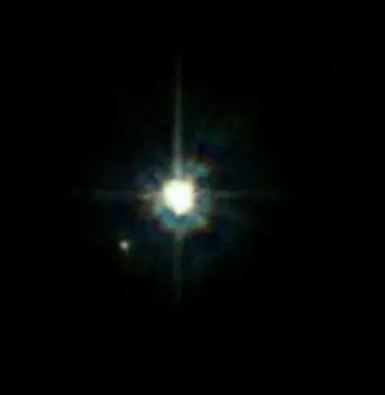 "De tre stjernene i Tr16-144. Den store lysende prikken i midten er egentlig to stjerner. (Foto: NASA)"