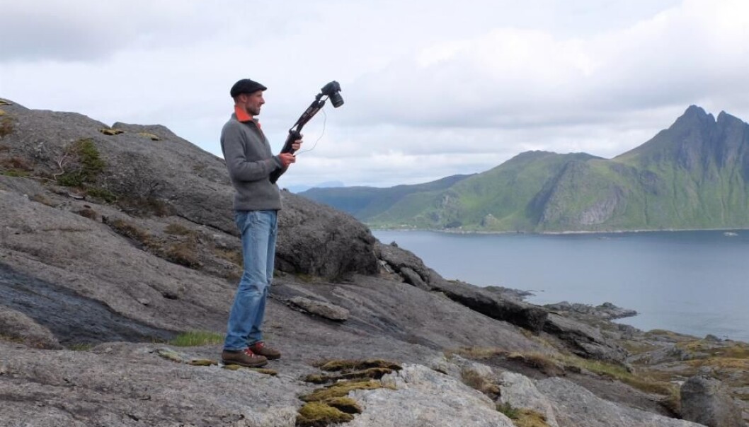 Bilde for bilde flytter Olivier Galland seg bortover langs fjellet i Lofoten. Bilde for bilde flytter Olivier Galland seg bortover langs fjellet i Lofoten.