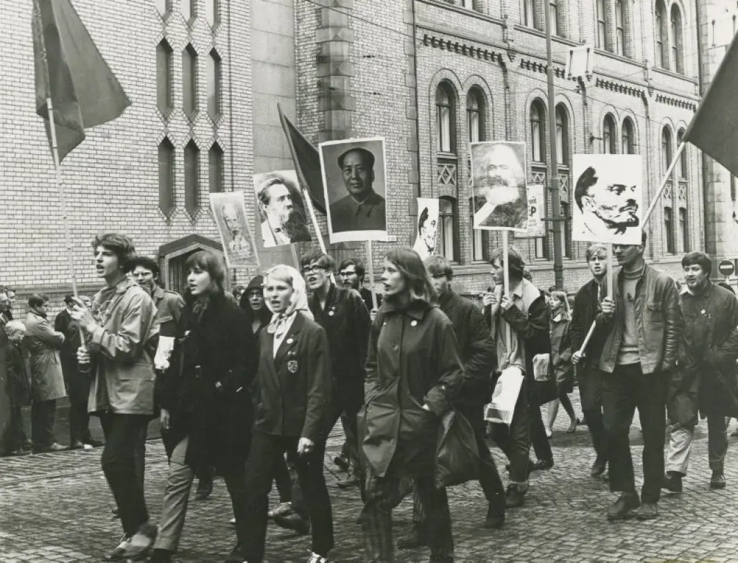 Ungdom i demonstrasjonstog utenfor Stortinget 1. mai 1968. Ungdom i demonstrasjonstog utenfor Stortinget 1. mai 1968.