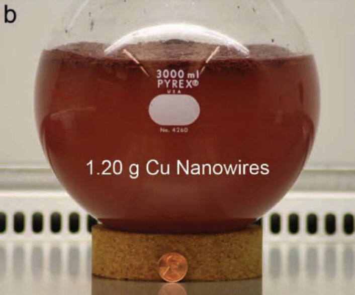 Kolbe der det dyrkes nanotråder av kobber ved 80 grader Celsius, fotografert ca. 1 time etter at reaksjonen startet. (Foto: Benjamin J. Wiley, Duke University) Kolbe der det dyrkes nanotråder av kobber ved 80 grader Celsius, fotografert ca. 1 time etter at reaksjonen startet. (Foto: Benjamin J. Wiley, Duke University)