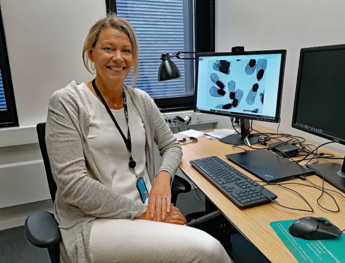 - Ikke la melka stå i kjøleskapsdøra. Og ikke sett ei stor gryte med varm mat til kjøling. Da kan det ta for lang tid det blir kaldt nok, og da rekker bakteriene å våkne, sier forkser Marina Elisabeth Aspholm. - Ikke la melka stå i kjøleskapsdøra. Og ikke sett ei stor gryte med varm mat til kjøling. Da kan det ta for lang tid det blir kaldt nok, og da rekker bakteriene å våkne, sier forkser Marina Elisabeth Aspholm.
