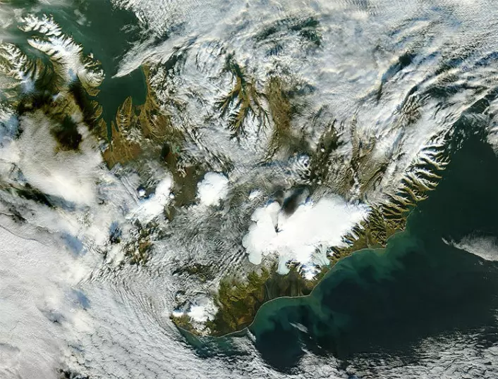 Et satellittbilde fra NASA viser askeskyer som stiger opp fra Grímsvötn under utbruddet i 2004. (Foto: NASA)
