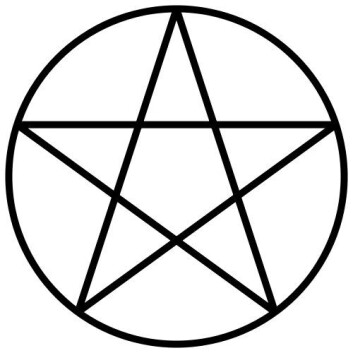 "Pentagrammet er et mye brukt symbol innen Wicca-retningen." "Pentagrammet er et mye brukt symbol innen Wicca-retningen."