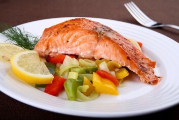 Når vi spiser fisk, får vi i oss miljøgifter, men samtidig også proteiner og vitaminer. Nå vil forskerne finne ut hvilken effekt dette har på helsa vår. Når vi spiser fisk, får vi i oss miljøgifter, men samtidig også proteiner og vitaminer. Nå vil forskerne finne ut hvilken effekt dette har på helsa vår.