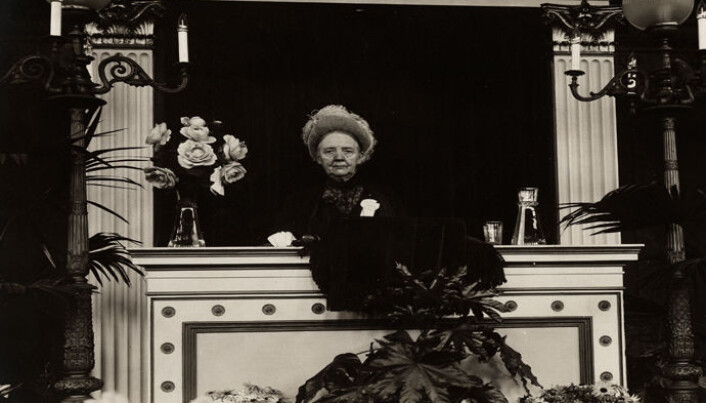 Da vi får allmenn stemmerett for kvinner i 1913, står kvinnesaksforkjemper Fredrikke Marie Qvam på scenen i den internasjonale kvinnestemmeretts allianse i Budapest og sier «Follow us, the Norwegian example.» Her avbildet på en talerstol. Da vi får allmenn stemmerett for kvinner i 1913, står kvinnesaksforkjemper Fredrikke Marie Qvam på scenen i den internasjonale kvinnestemmeretts allianse i Budapest og sier «Follow us, the Norwegian example.» Her avbildet på en talerstol.