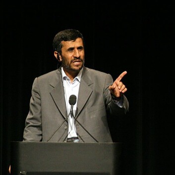 Irans nåværende president Mahmoud Ahmadinejad hisser til hat mot USA (Foto: Wikimedia Commons) Irans nåværende president Mahmoud Ahmadinejad hisser til hat mot USA (Foto: Wikimedia Commons)