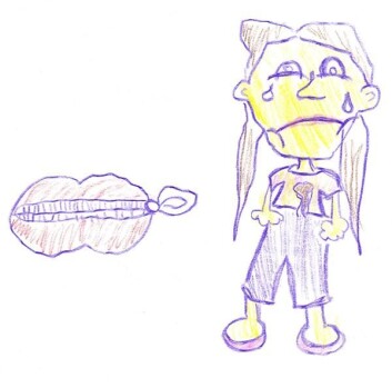 Tegning av pike på 8 år om hvordan det kjennes å ha selektiv mutisme, en munn som er blitt lukket med glidelås. Tegning av pike på 8 år om hvordan det kjennes å ha selektiv mutisme, en munn som er blitt lukket med glidelås.