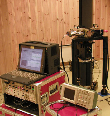 "Dette er et såkalt gravimeter. Instrumentet registrerer endringer i tyngdekraften med svært høy nøyaktighet." "Dette er et såkalt gravimeter. Instrumentet registrerer endringer i tyngdekraften med svært høy nøyaktighet."