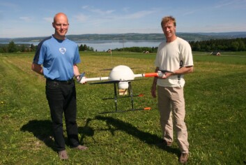 Doktorgradsstipendiat Stein Ivar Øvergaard og forskningsleder Audun Korsæth ved Bioforsk Øst Apelsvoll med minihelikopteret. Foto: Bo Hansen, Bedre Gardsdrift. Doktorgradsstipendiat Stein Ivar Øvergaard og forskningsleder Audun Korsæth ved Bioforsk Øst Apelsvoll med minihelikopteret. Foto: Bo Hansen, Bedre Gardsdrift.
