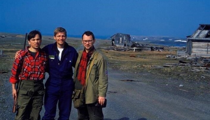 Direktør Gennadij Matishov i Murmansk marinbiologiske institutt, russiske vitenskapsakademi (t.v.), Salve Dahle og seniorforsker Dmitrij Matishov på prøvesprengningsfeltet for atomvåpen på Novaja Semlja i juli 1992. Dahle og fotografen er de eneste vestlige som noen gang har vært på feltet. Direktør Gennadij Matishov i Murmansk marinbiologiske institutt, russiske vitenskapsakademi (t.v.), Salve Dahle og seniorforsker Dmitrij Matishov på prøvesprengningsfeltet for atomvåpen på Novaja Semlja i juli 1992. Dahle og fotografen er de eneste vestlige som noen gang har vært på feltet.
