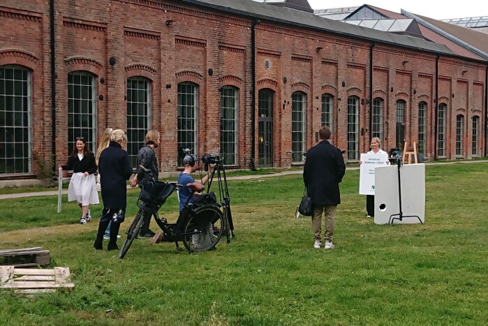 På sitt beste bidrar reklamefilmer til at folk blir enda sikrere på valget sitt 13. september. Det er sjelden folk endrer mening på grunn av dem, ifølge forskere. Her spiller partileder i Venstre, Guri Melby, inn en reklamefilm. På sitt beste bidrar reklamefilmer til at folk blir enda sikrere på valget sitt 13. september. Det er sjelden folk endrer mening på grunn av dem, ifølge forskere. Her spiller partileder i Venstre, Guri Melby, inn en reklamefilm.